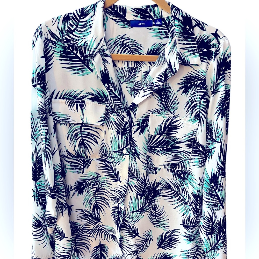 Apt. 9 White/Green/Black Tropical Print on Button Down Blouse. Size = Large